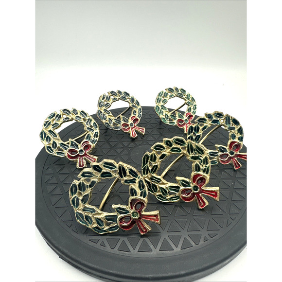 Isaac Mizrahi Other - 6 Isaac Mizrahi Christmas Wreath Bow Napkin Rings Gold Red Green EUC